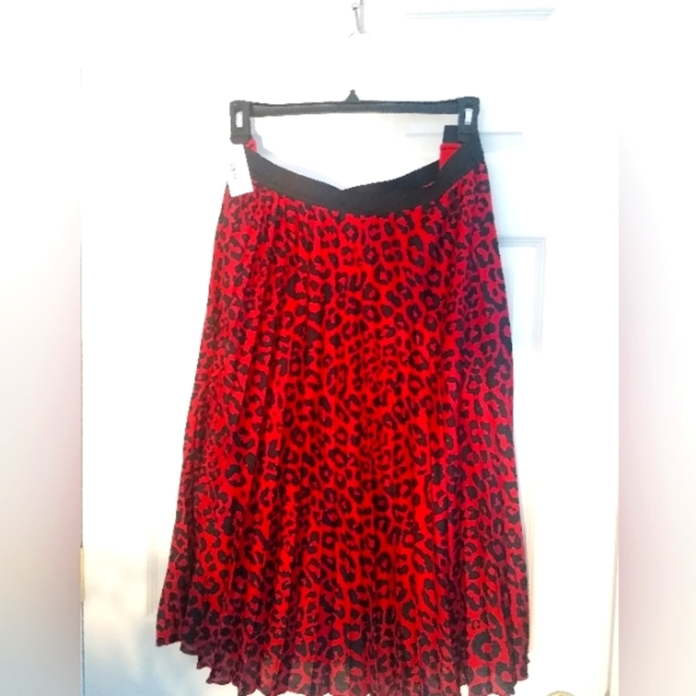 Worthington Red/ Black Animal Print pleated Satin Skirt w/blk elastic waistband.